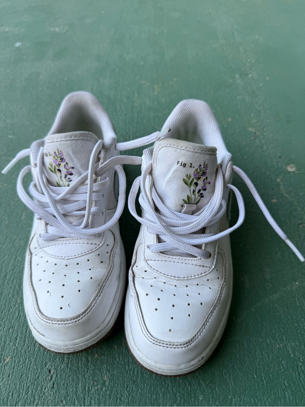 Nike Indigo White Low-Top Sneakers with Lavender Floral Detail size 2 Y